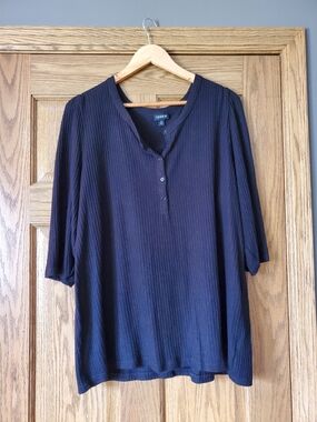 Torrid Ribbed Half Button Black Short Sleeve Top. Size: 3.